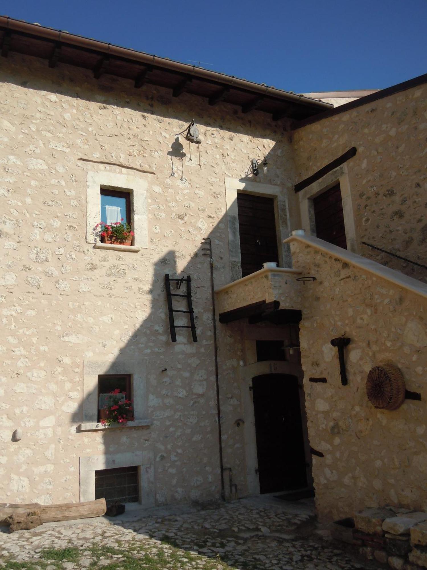 La Casa Su Le Dimore Del Borgo Santo Stefano Di Sessanio Exterior foto