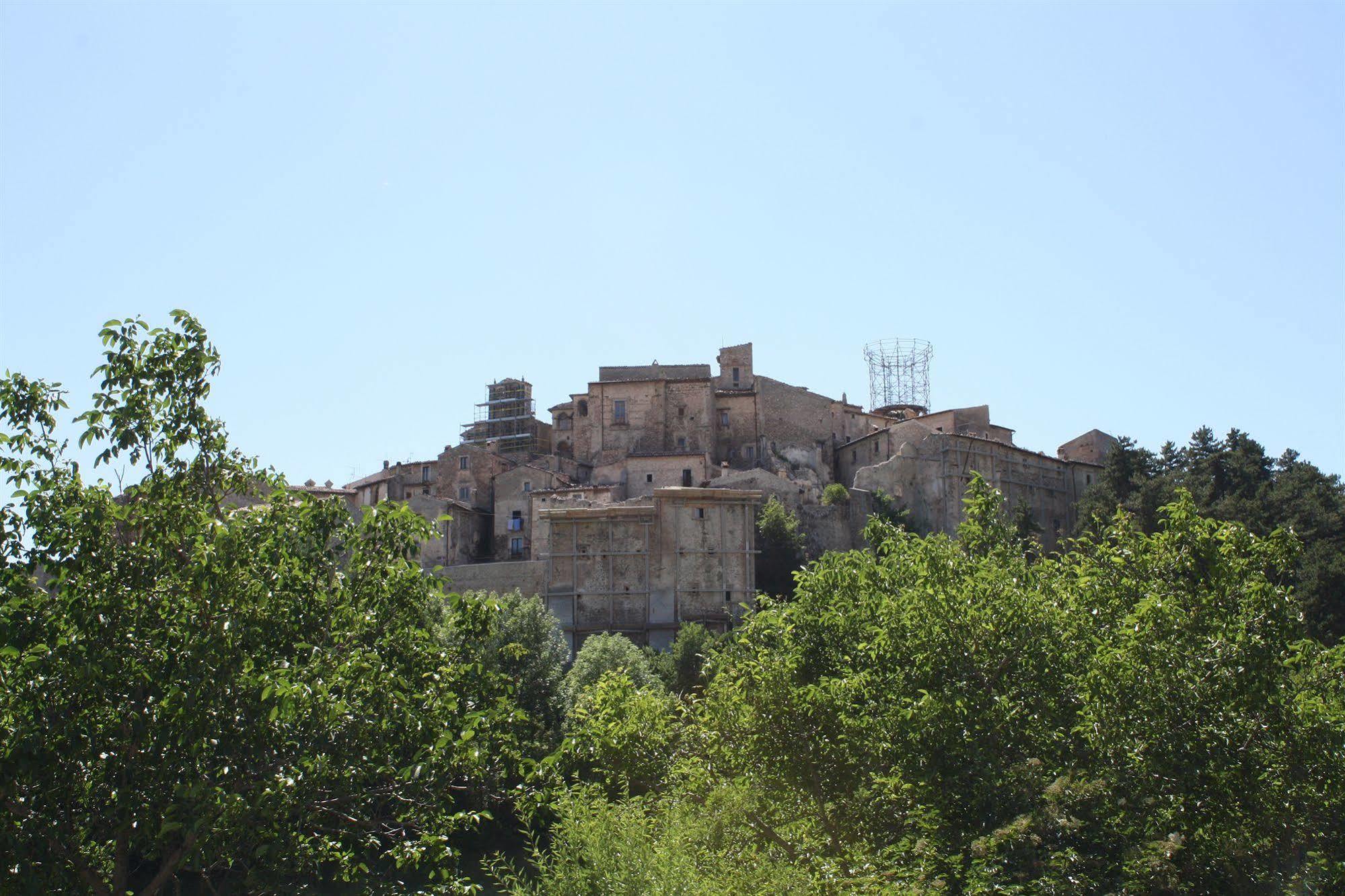 La Casa Su Le Dimore Del Borgo Aparthotel Santo Stefano Di Sessanio Exterior foto